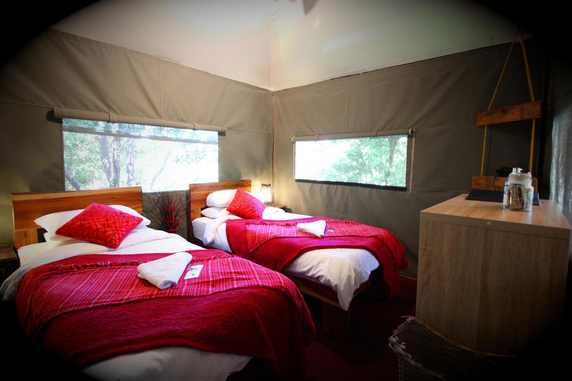 Mali Boutique Lodge & Tube 'N Axe Budget Accommodation ستورمزريفير الغرفة الصورة